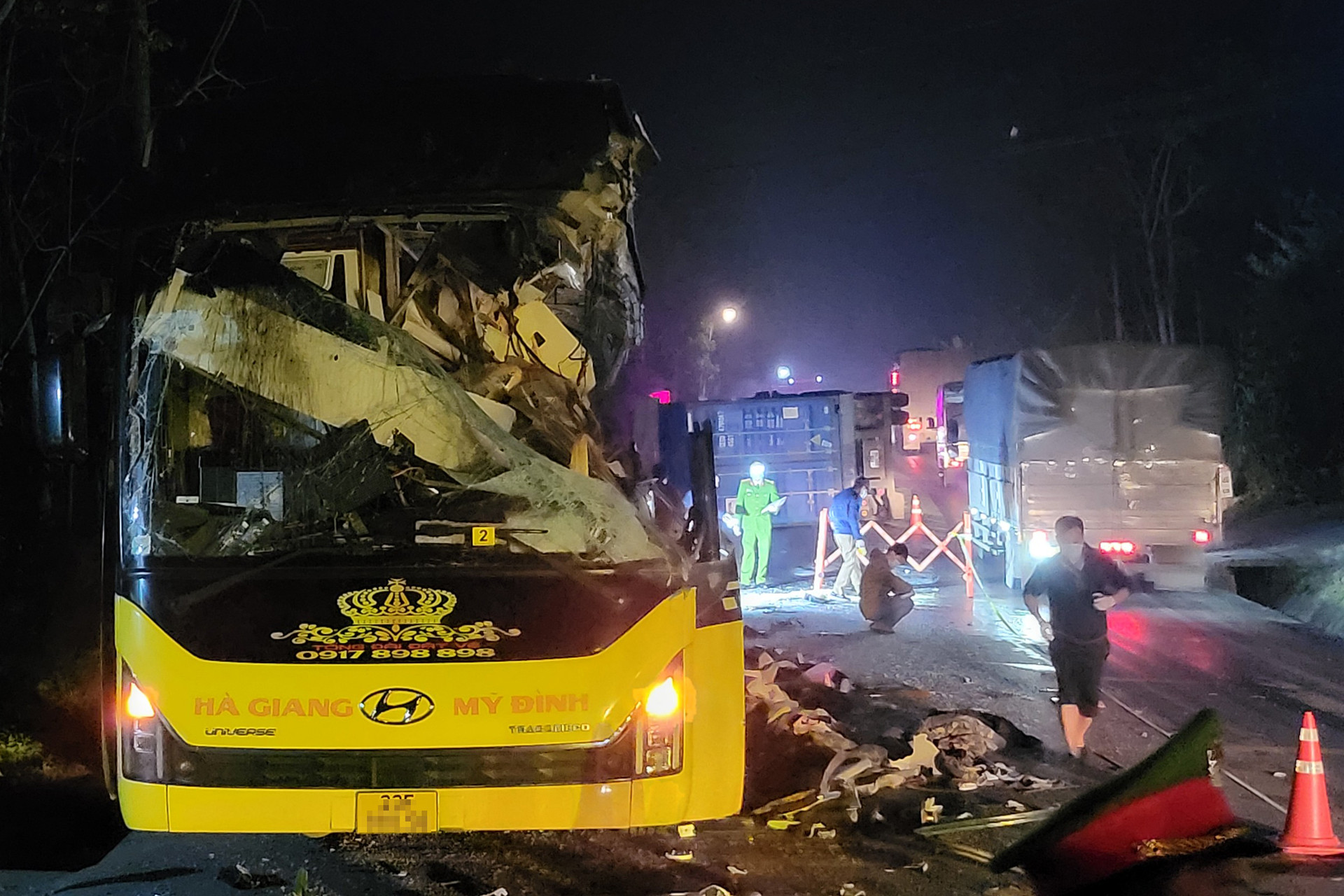 Hiện trường vụ tai nạn giao thông khiến 5 người tử vong tại chỗ ở Tuyên Quang 